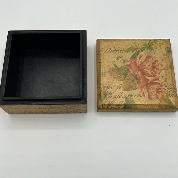 GOLDEN WOOD TREASURE BOX - Picture 3 of 6